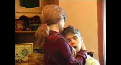 ام روسية اغرت ابنها الصغير وجعلته ينيك كسها – سكس امهات روسي
